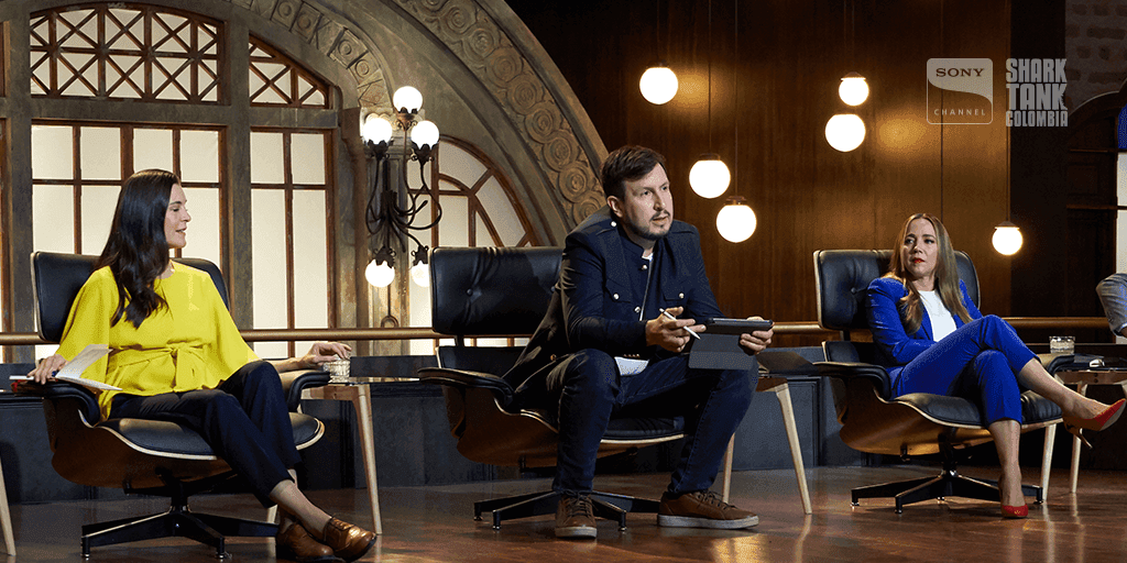 Conversación entre ejecutivos en un set de entrevistas.