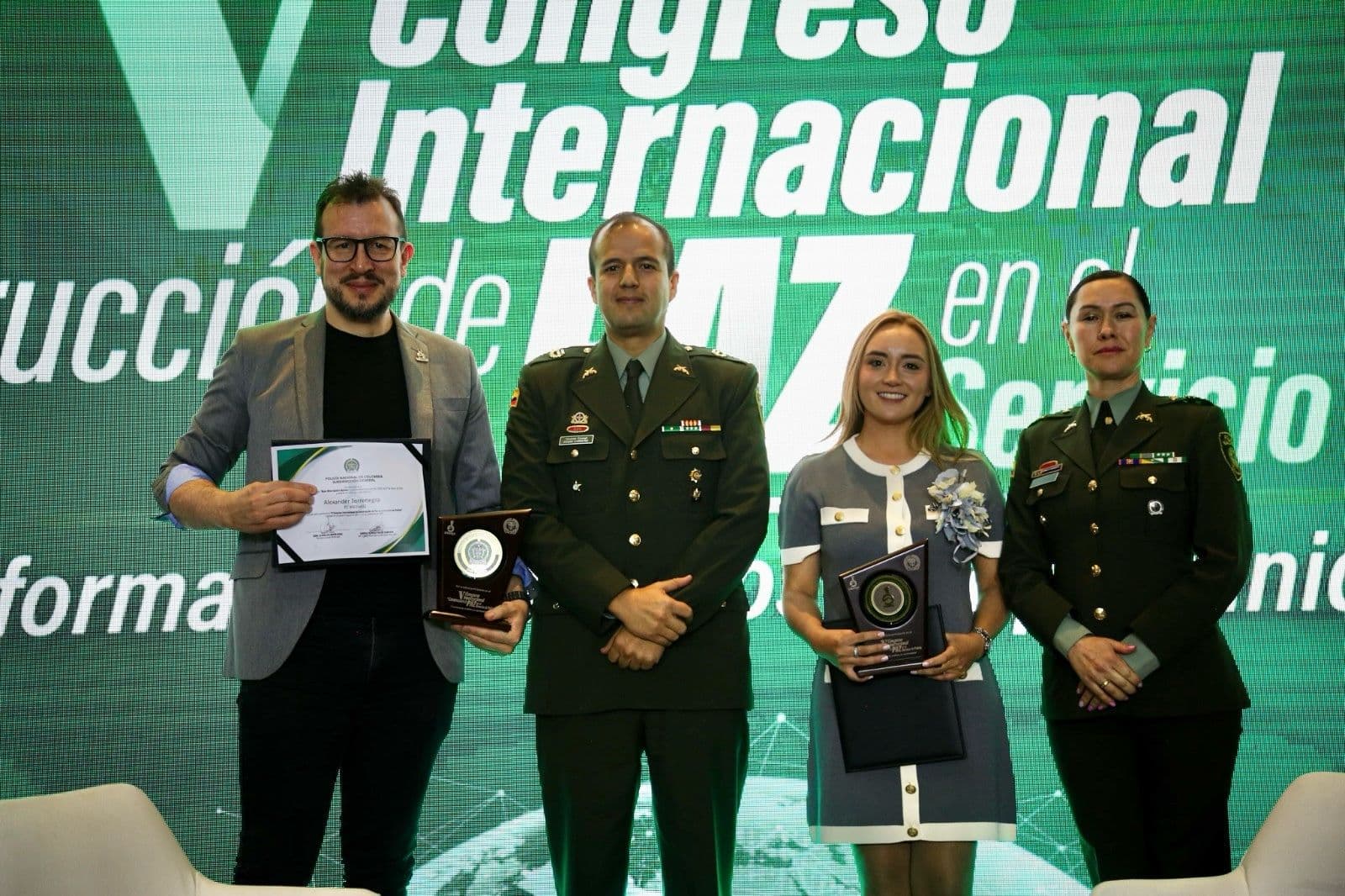 Grupo premiado en un evento de gobierno.