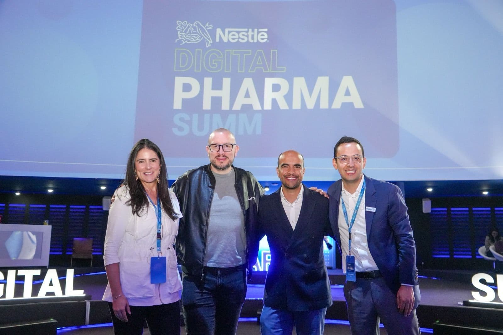 Equipo posando en un evento de salud.