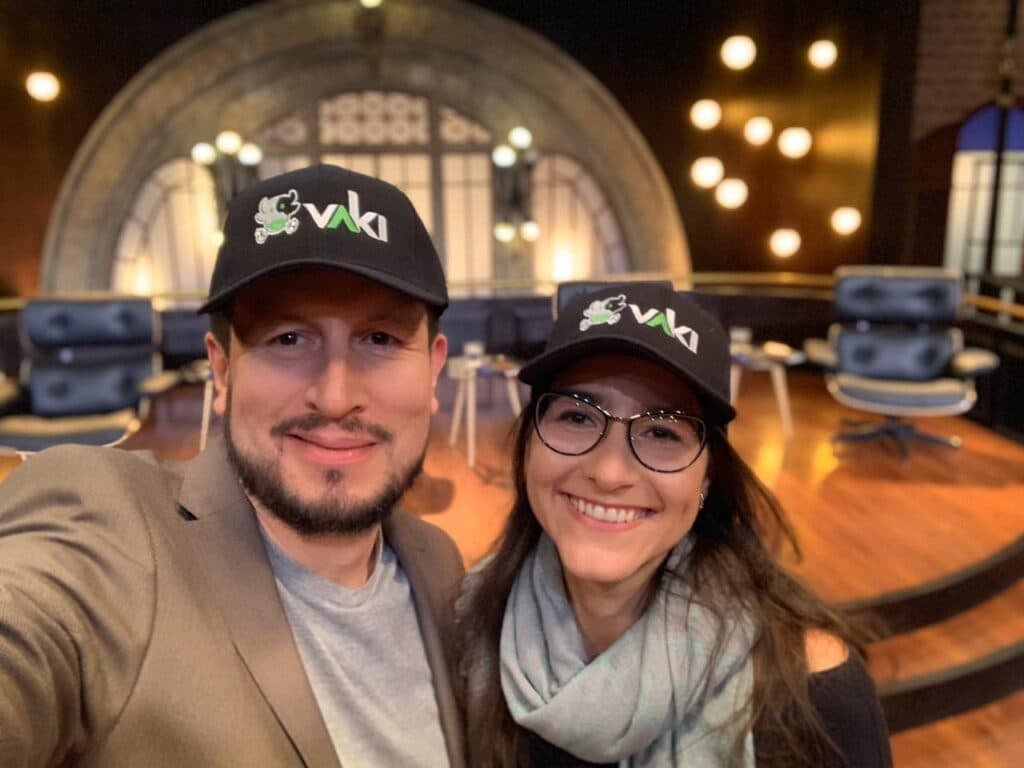 Selfie de equipo usando gorras de Vaki.